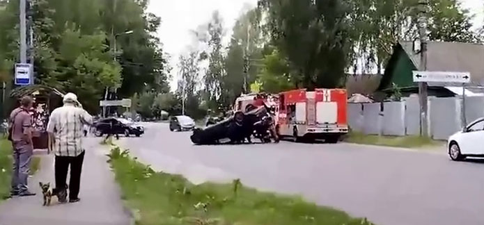 Спасатели в Брянске на раз-два вернули на место перевернувшуюся легковушку