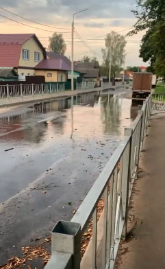 Улицу Клинцовскую в Брянске заливает бьющая из люка вода