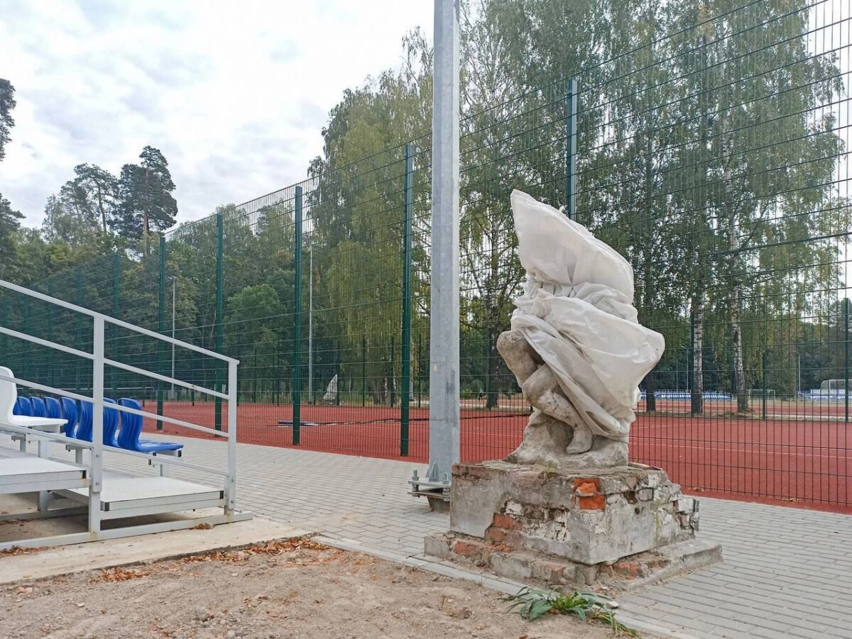 На стадионе «Труд» в Клинцах решили сохранить скульптуры спортсменов