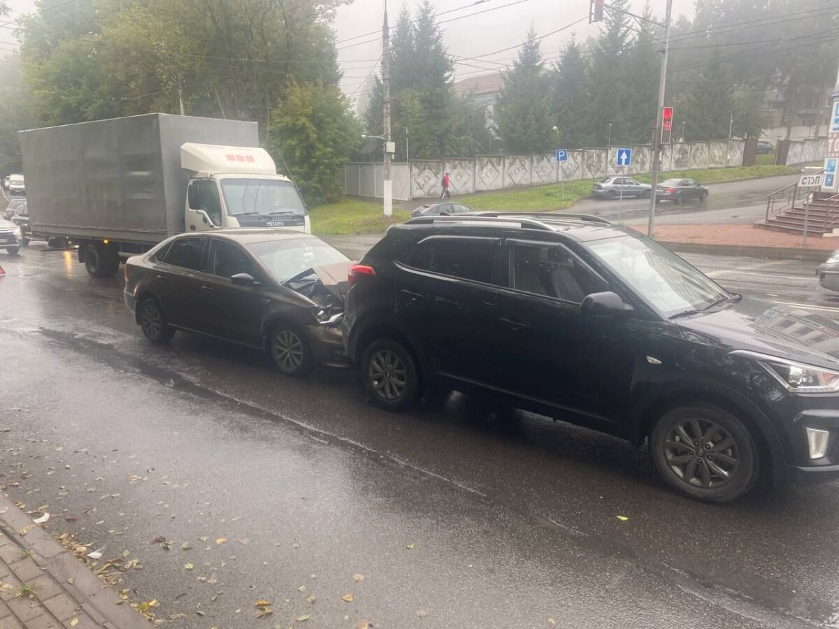 На улице Калинина в Брянске утром собрался «паровозик» из машин