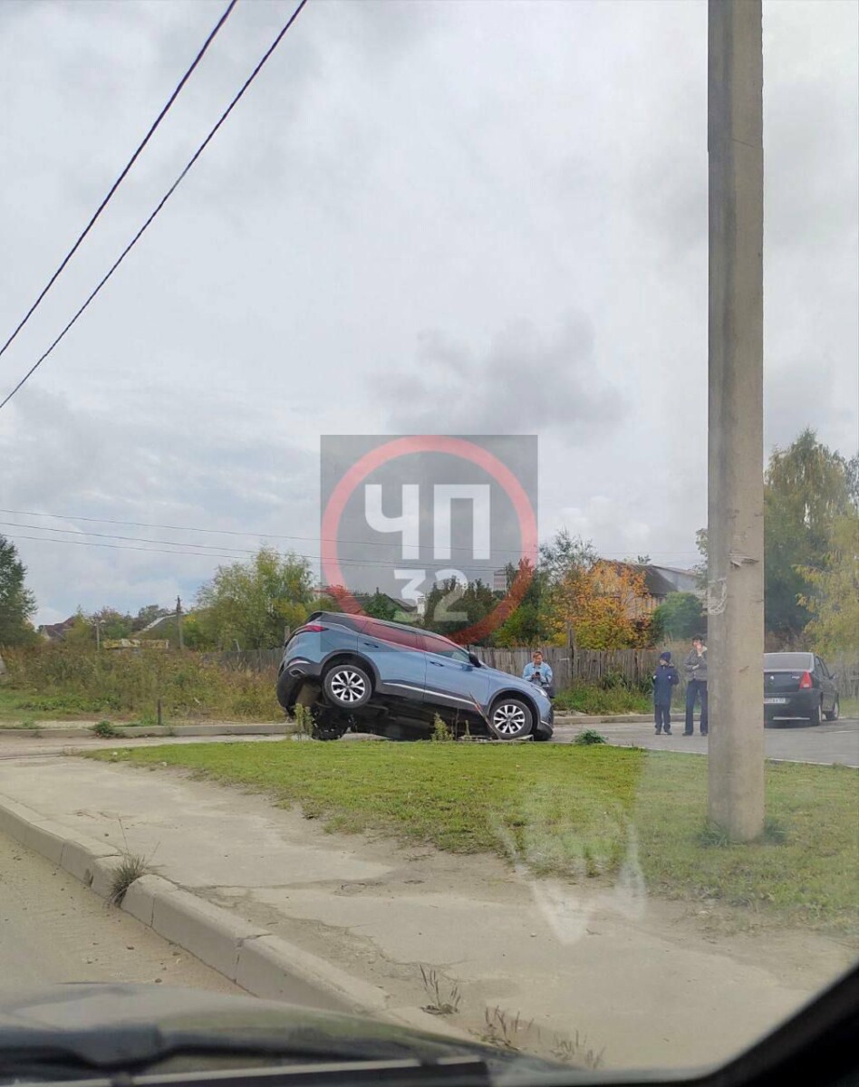 На улице Флотской в Брянске автомобиль угодил в колодец