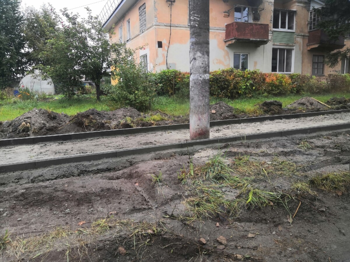 «Тротуары «застолбили» и грязно». Жители города Фокино не в восторге от ремонта улицы Калинина