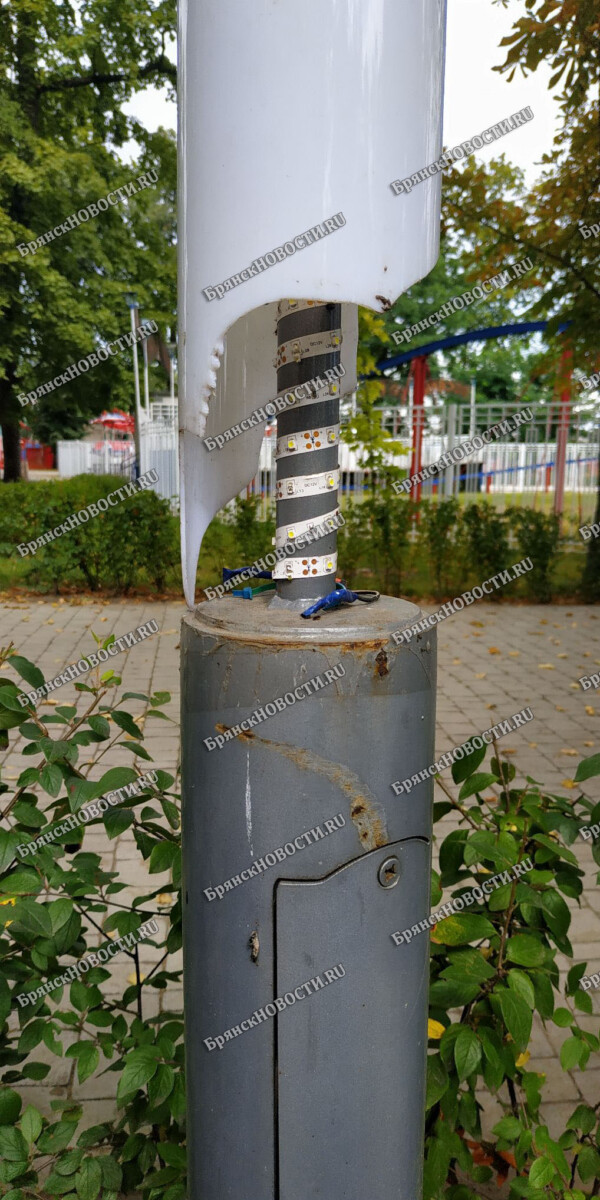 Антивандальные светильники разбили в парке Новозыбкова