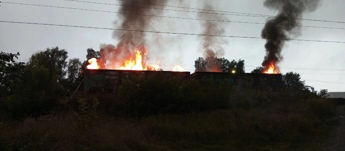 На железнодорожной станции в Брянской области сгорели два вагона со шпалами
