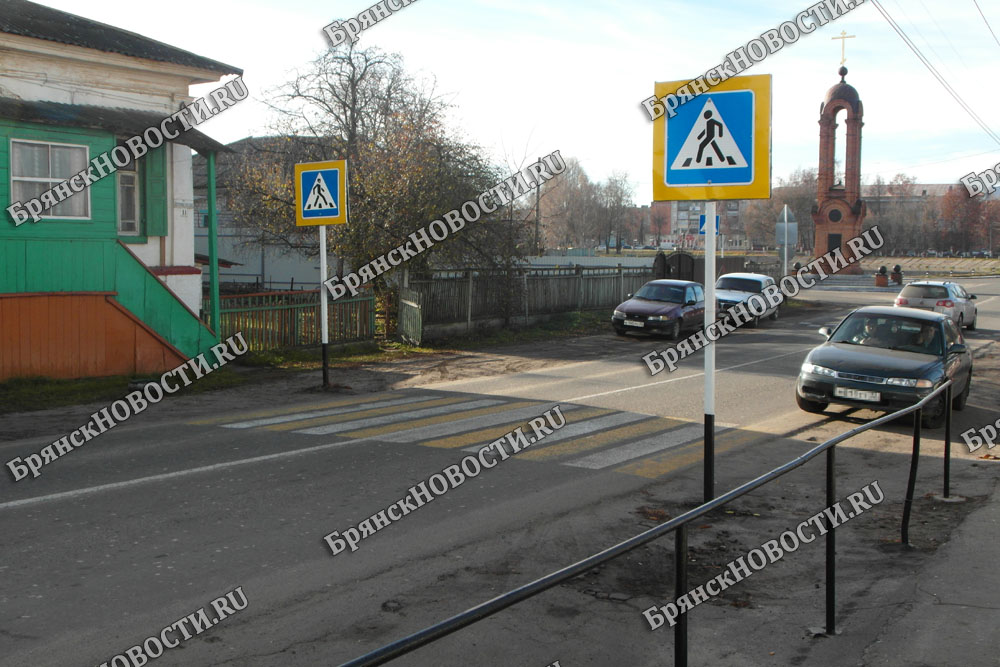 С наступлением нового учебного года опасной дороге у школы в Новозыбкове дали новые обещания