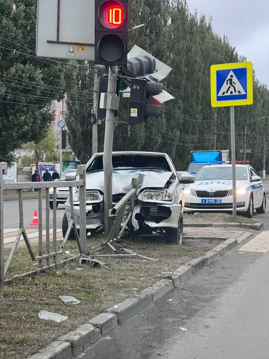 На проспекте Московском в Брянске автомобиль «уронил» светофор