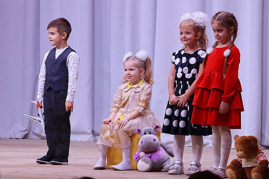 Малыши из Брянска накануне профессионального дня поздравили своих воспитателей
