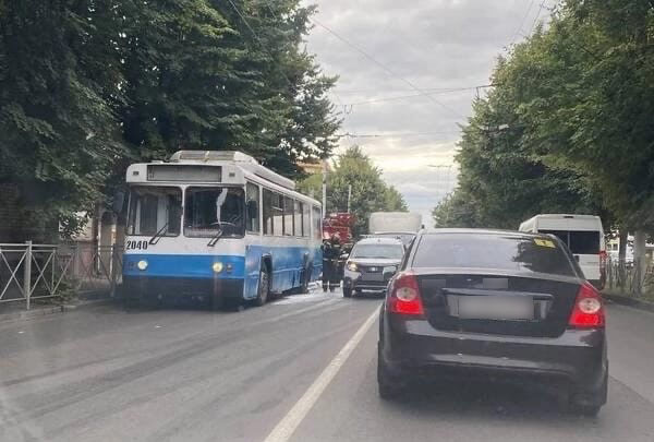 На улице Брянска на ходу загорелся троллейбус