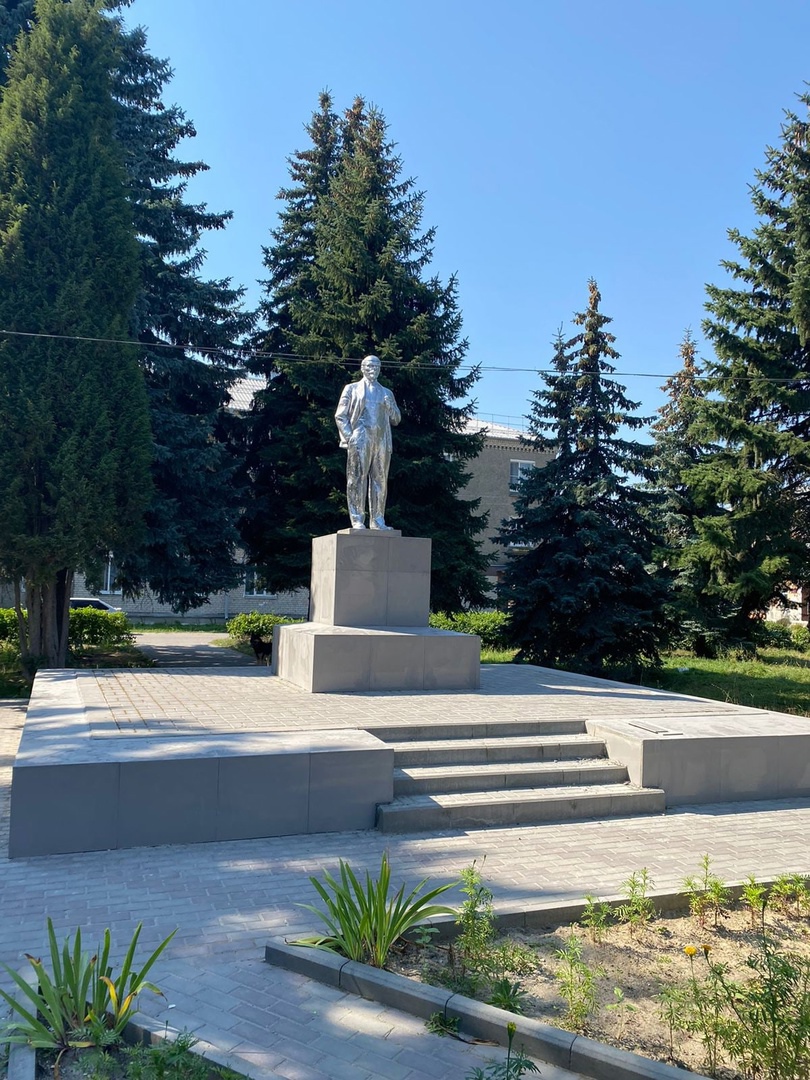 Памятник Ленину в Фокино отремонтировали с привлечением волонтеров