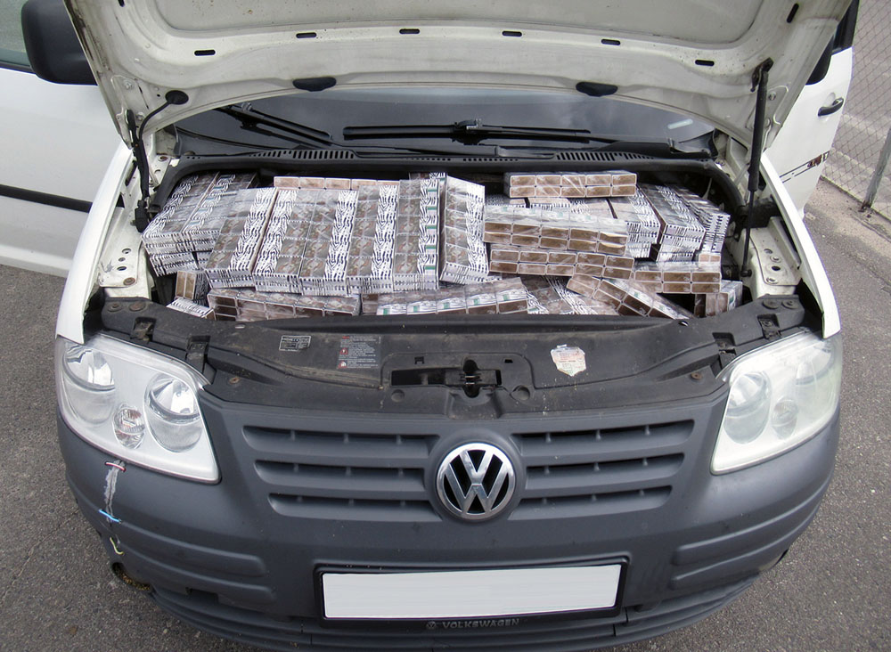 Под капотом авто брянские таможенники обнаружили 1500 пачек белорусских сигарет