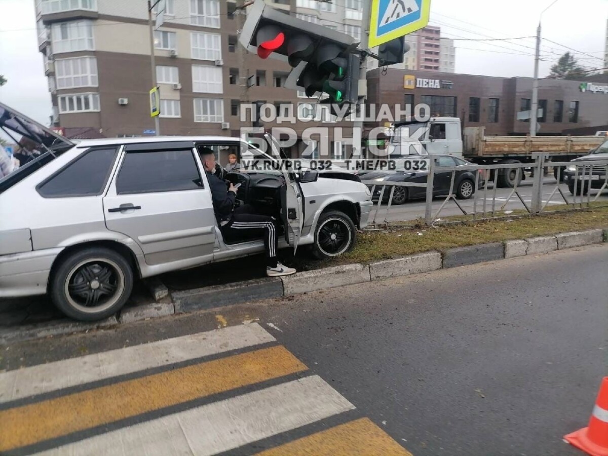 На проспекте Московском в Брянске автомобиль «уронил» светофор •  БрянскНОВОСТИ.RU