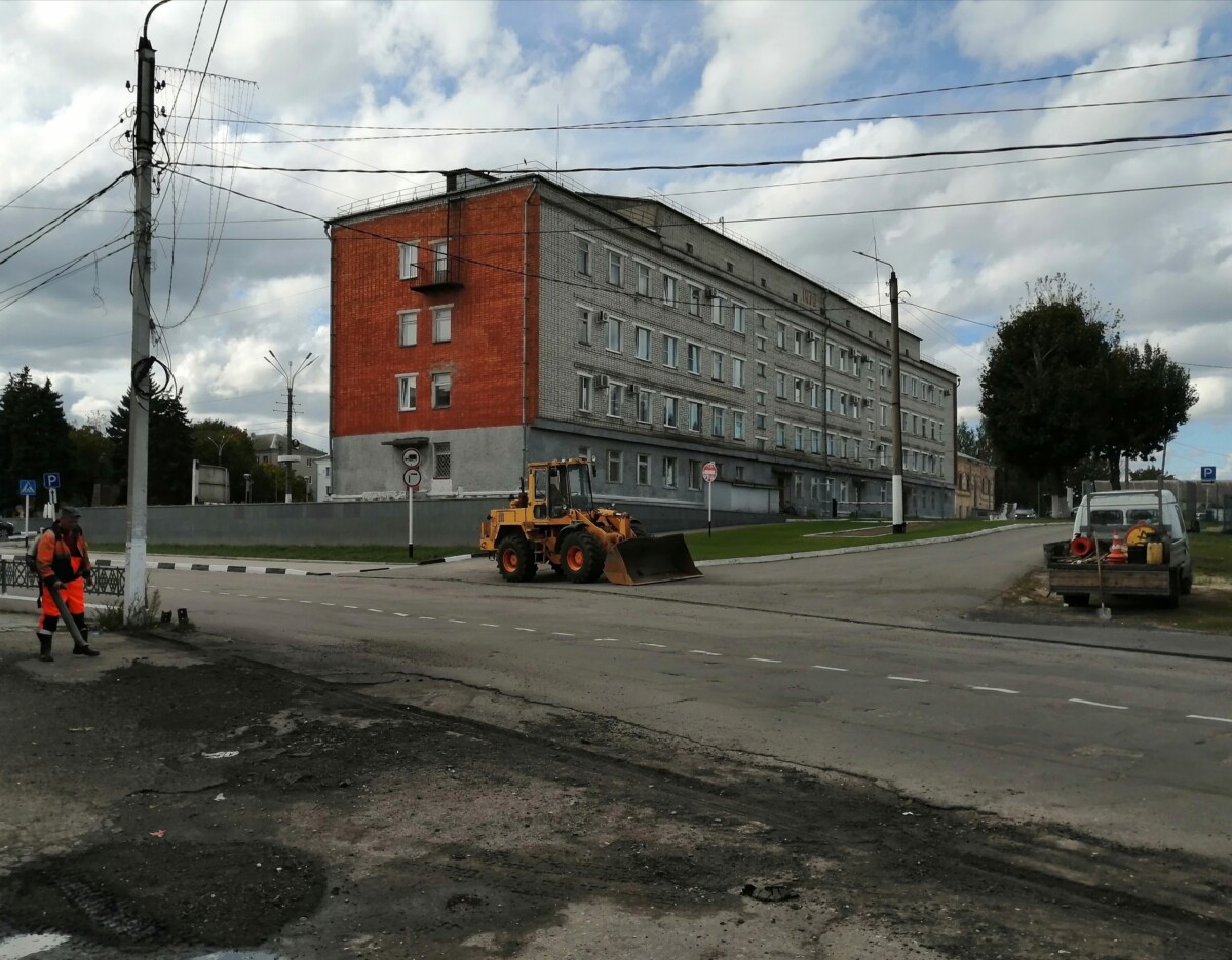 У моста в центре Новозыбкова дорожники маскируют ямы