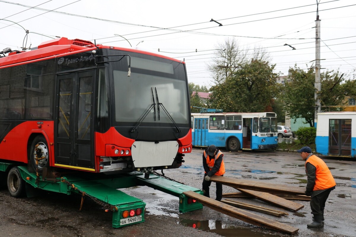 Поставку красных троллейбусов для Брянска растянули до весны 2023 года