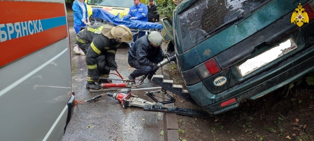 Пострадавшему в ДТП в Брянске потребовалась помощь спасателей
