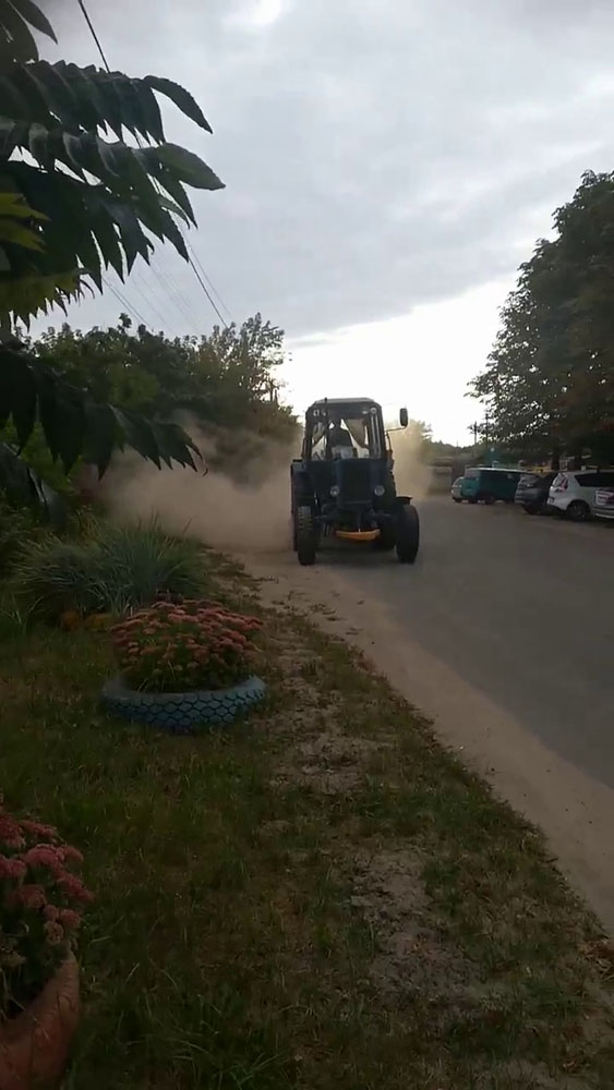 Пыль до небес – в Унече сняли на видео «сухую» чистку дорог