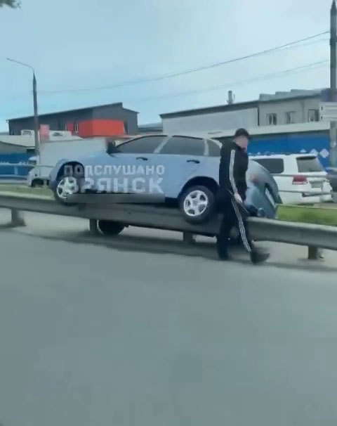 Автомобиль повис на отбойнике в Брянске