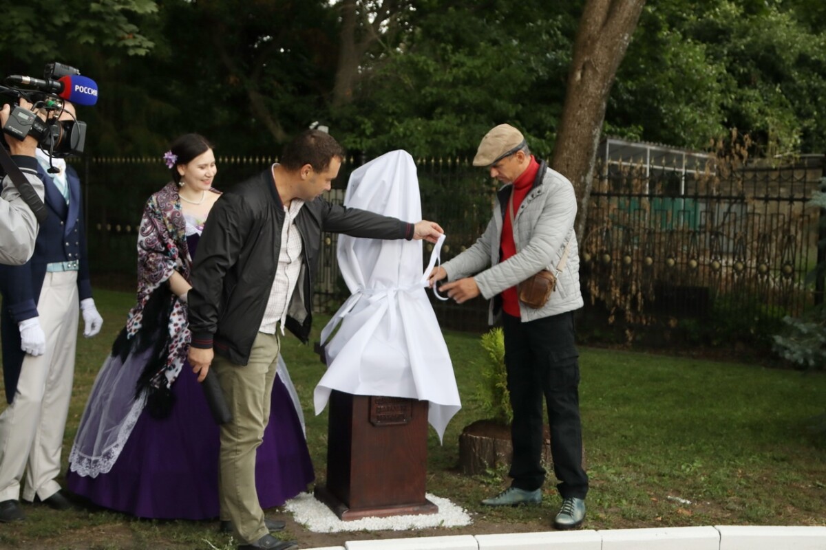 В День рождения Толстого в парке Брянска открыли три новые скульптуры