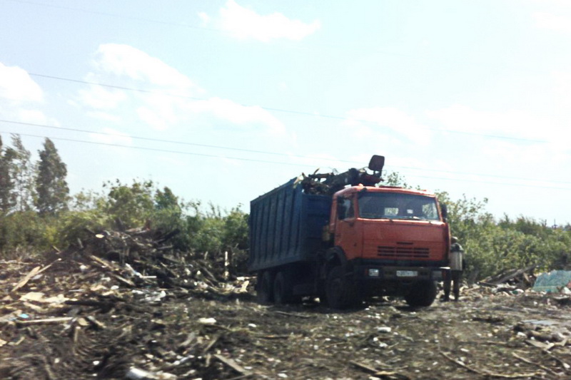 “Серый” перевозчик выгрузил под Брянском грузовик строительных отходов
