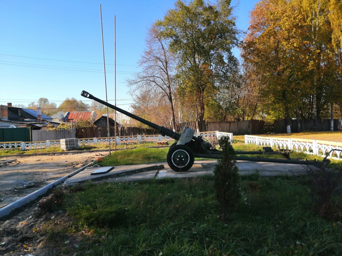 В Новозыбкове начали ремонт памятного знака, посвященного партизанскому движению