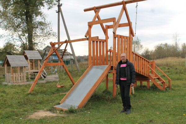 Сварщик из Брасово своими руками построил детскую площадку