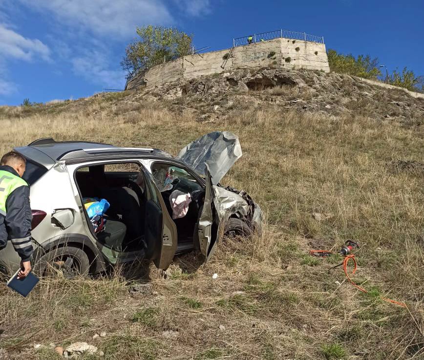 Автомобиль с туристами из Брянской области сорвался со смотровой площадки на Кавказе