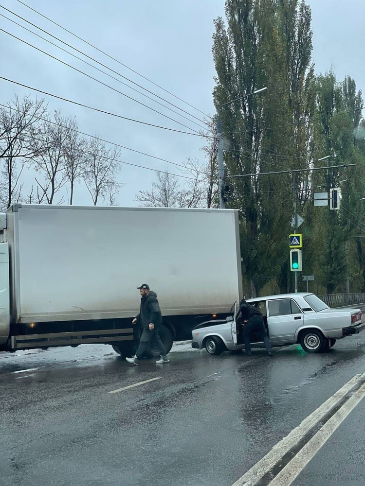 У легковушки оторвало амортизаторы при ударе в ДТП в Брянске