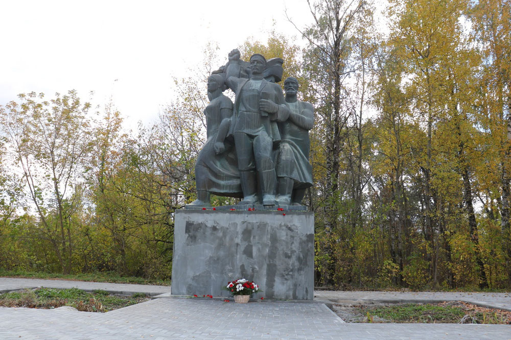 В Брянске приводят в порядок памятник участникам первых маевок