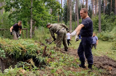 Силовики в брянской области реконструировали землянку партизанского отряда Виноградова