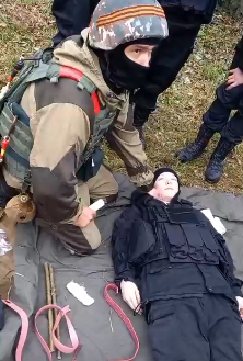 Зачем в аптечке тампон? На занятиях по тактической медицине в Новозыбкове бойцы показали спасительный лайфхак