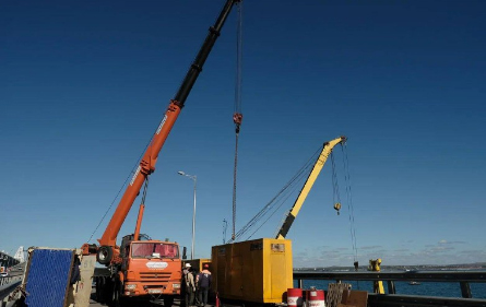 В работах по восстановлению Крымского моста задействованы автокраны «Клинцы»