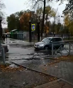 Пешеходный переход возле ДК Железнодорожников в Брянске «тонет» после каждого дождя