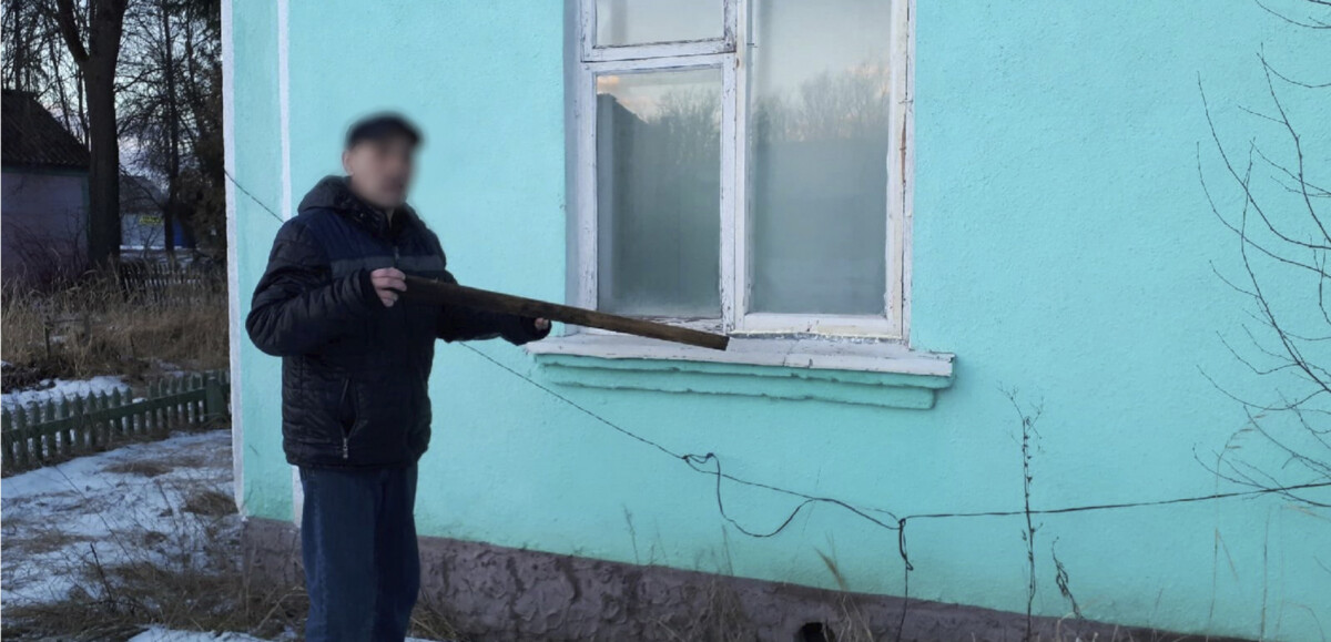 Житель Стародуба разбил палкой окно и похитил сейф муниципального предприятия