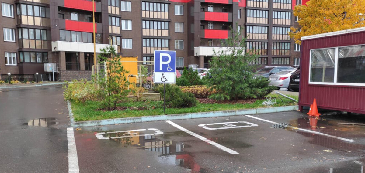 На парковках у многоэтажек Брянска появились места для инвалидов