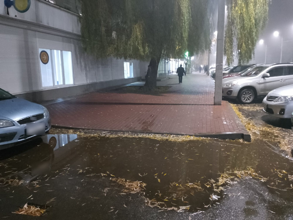 В Брянске на улице “со столбами” на тротуарах затапливает проезды во дворы