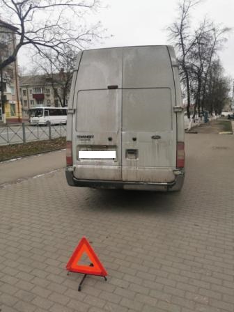 Микроавтобус сбил на парковке в Брянске 62-летнюю женщину