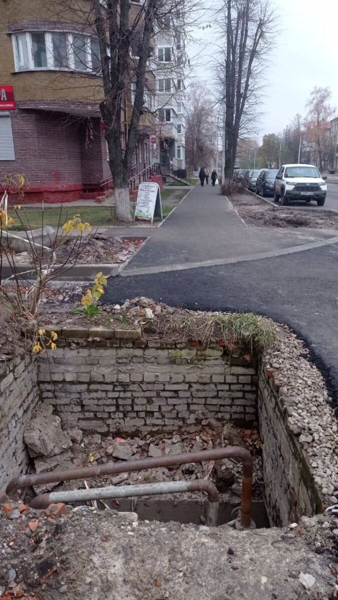 Коммунальщики в Брянске оставили открытым колодец на улице Медведева