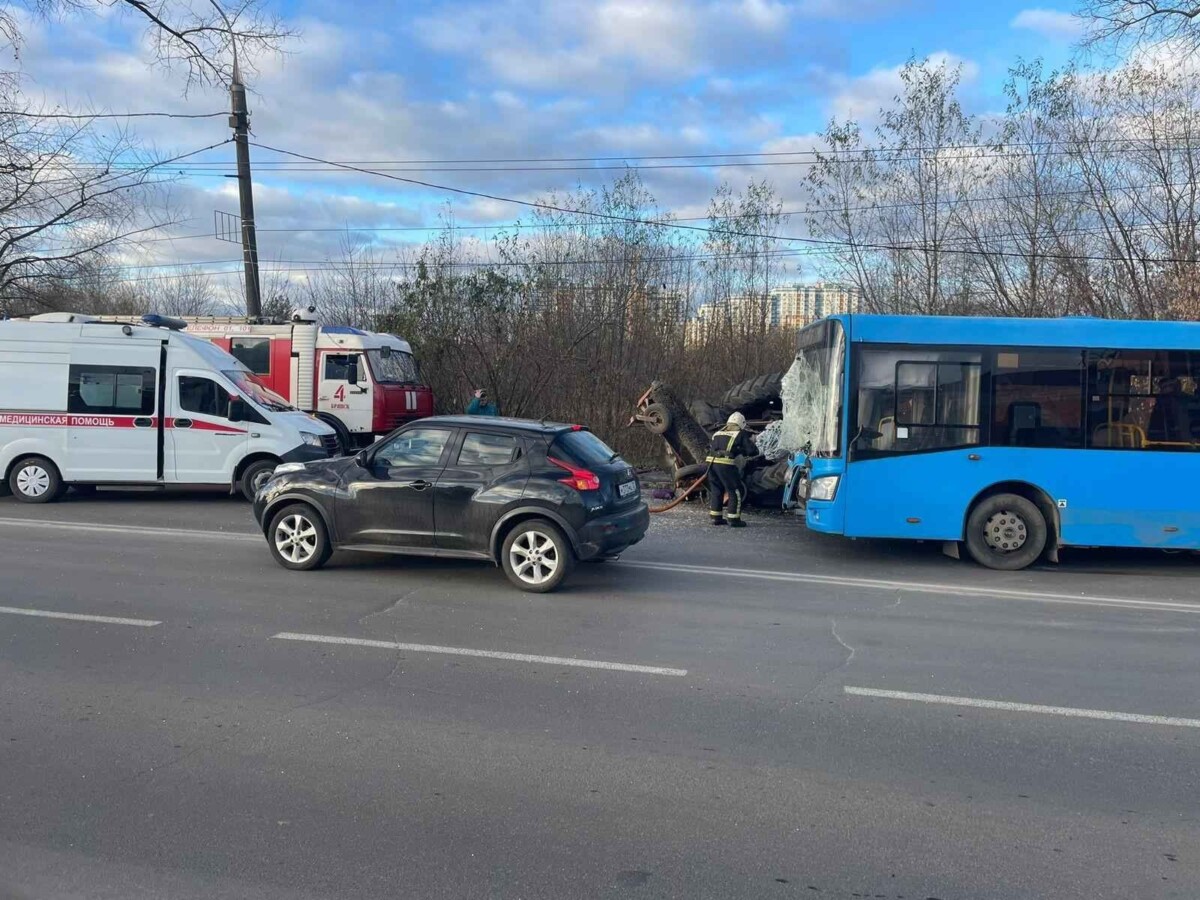 МЧС: в ДТП с участием пассажирского автобуса и трактора в Брянске пострадавших нет