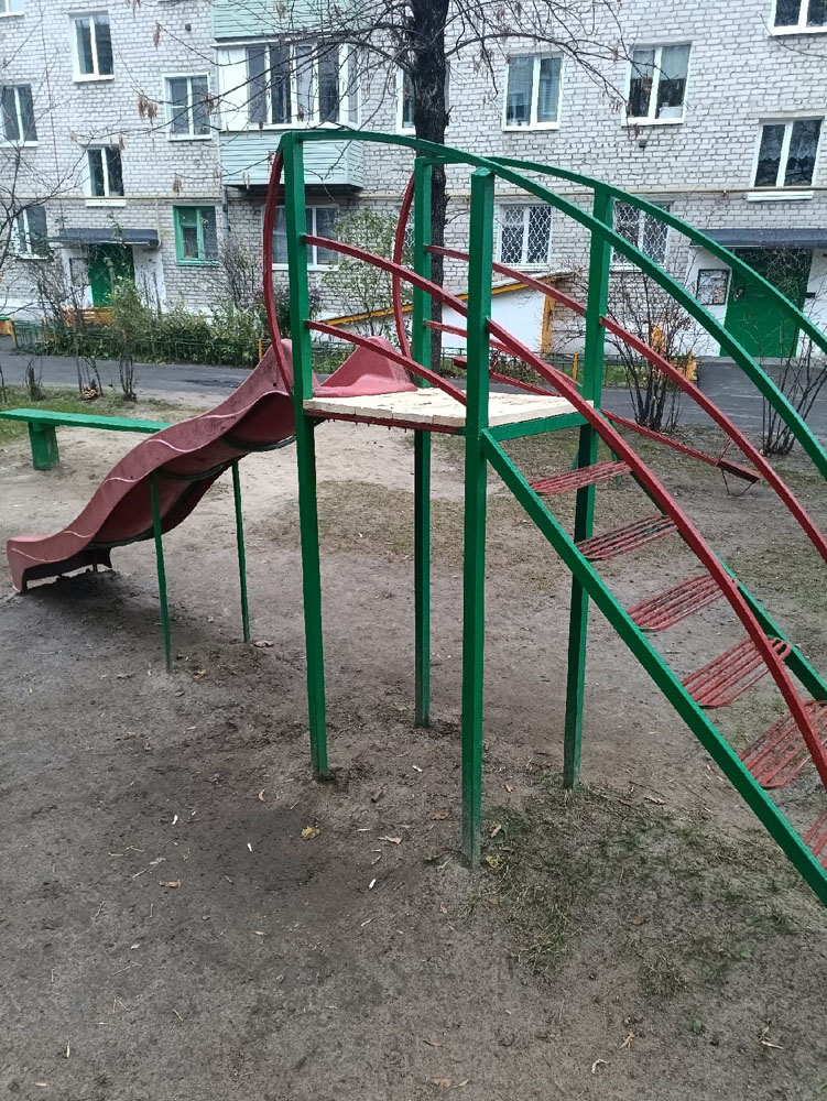 Раз дощечка, два дощечка. В Новозыбкове молниеносно отремонтировали горку на детской площадке