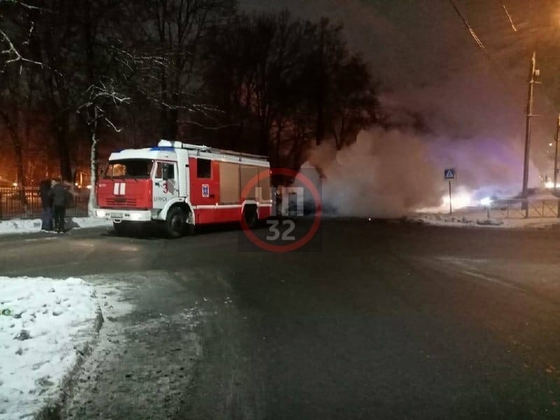 Возле ДК железнодорожников в Брянске сгорел автомобиль