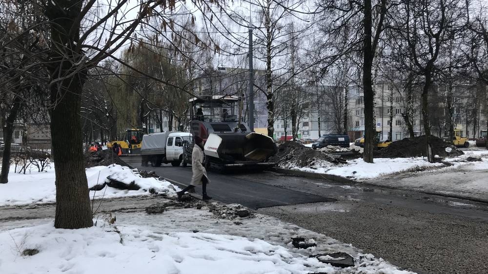 Жители Брянска попросили объяснить технологию укладки асфальта прямо в снег