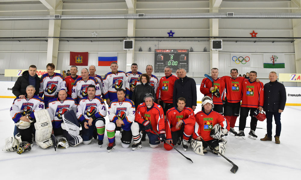 Накануне Дня народного единства в Брянской области дали старт Ночной хоккейной лиге