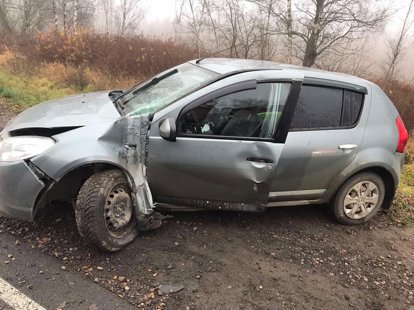 На трассе А-240 в Брянской области женщина за рулем «Рено» врезалась в электроопору