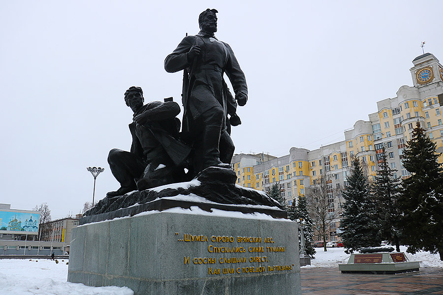 «После зимы мы увидим все дефекты» – власти Брянска приняли в эксплуатацию площадь Партизан после реконструкции