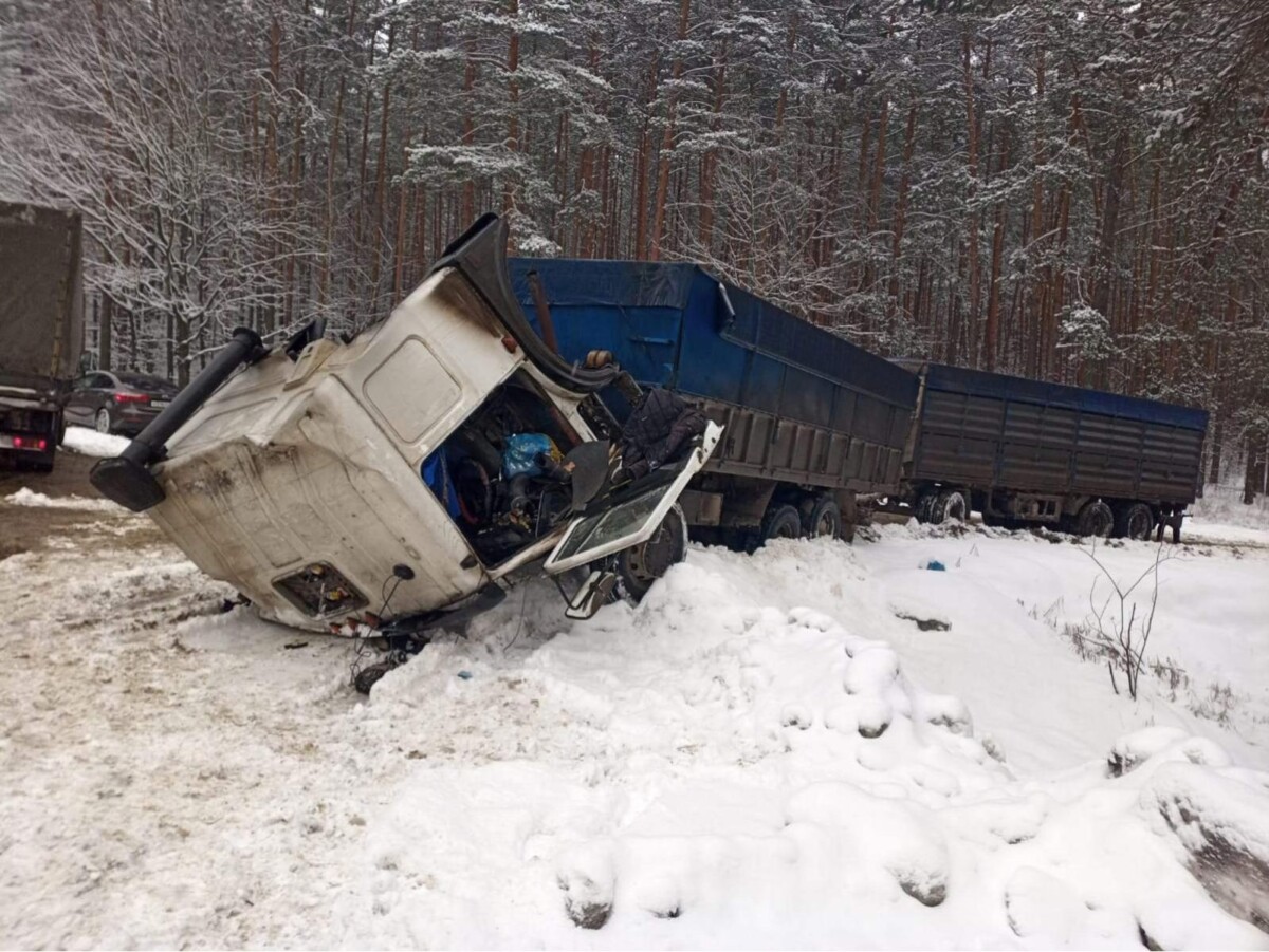 В аварии с грузовиками на «смоленской» трассе под Брянском серьезно пострадал 30-летний водитель