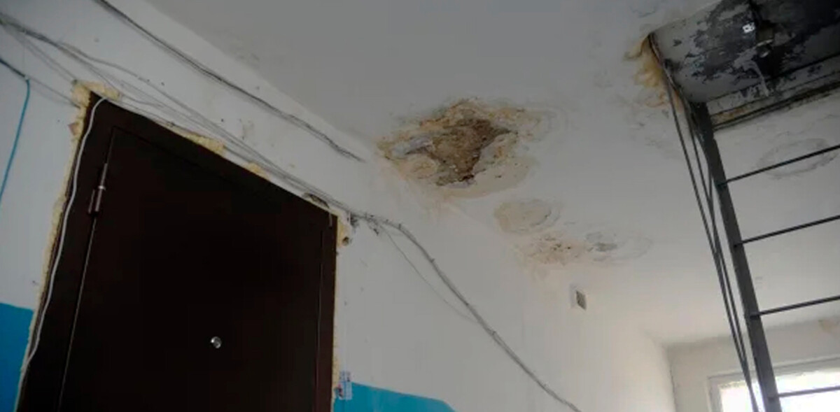 Жильцы дома с дырявой кровлей в Рогнедино пытаются заставить управляющую компанию выполнить ремонт