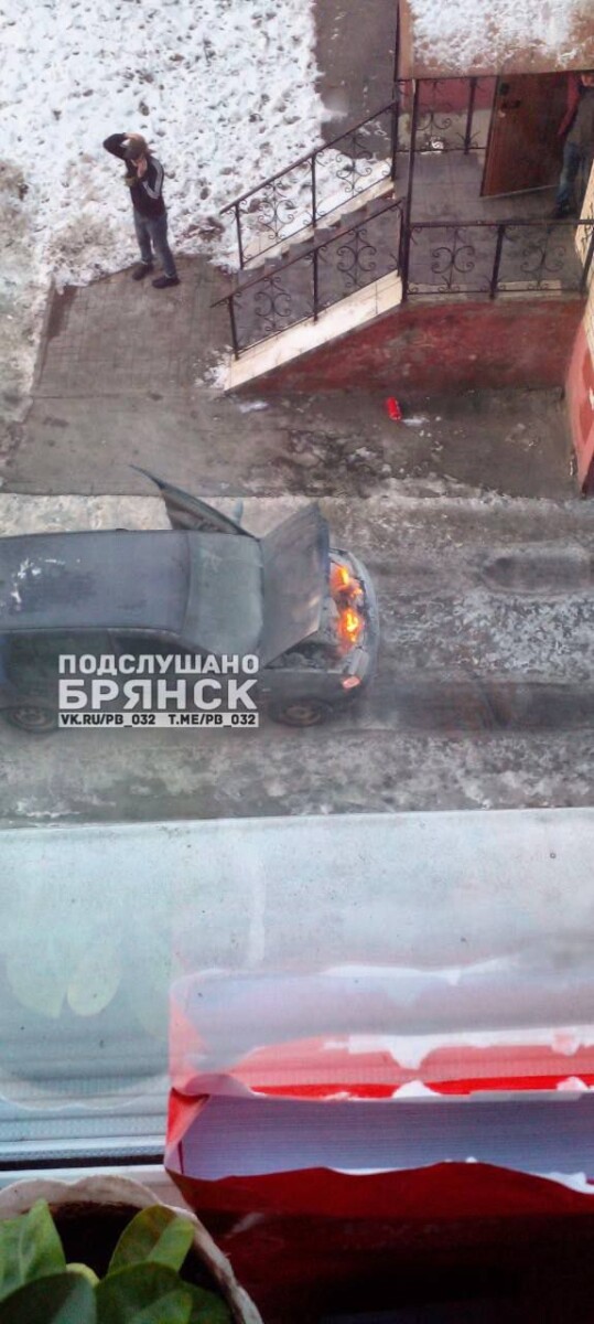 На улице Фокина в Брянске в кадр попала горящая машина