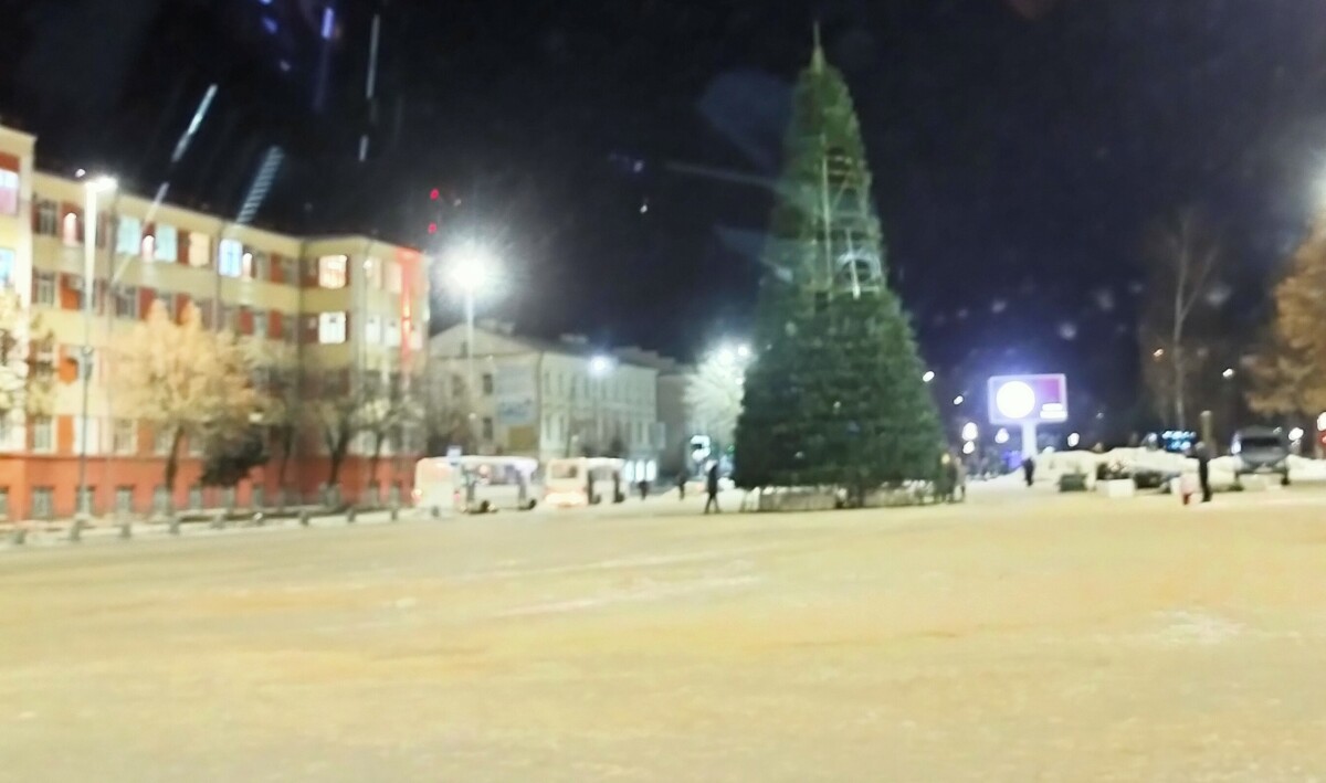 В Клинцах устанавливают главную новогоднюю елку