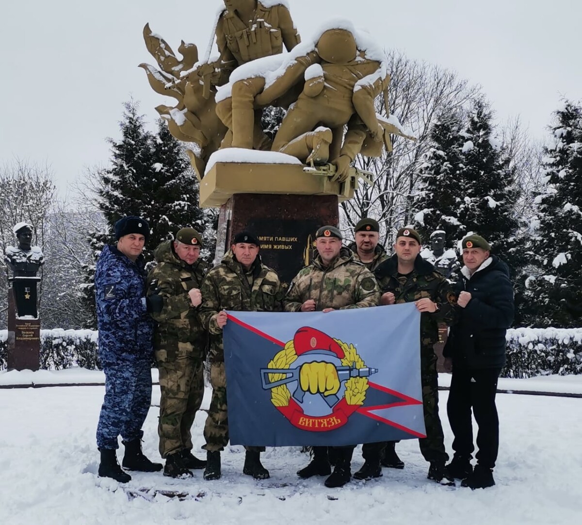 В юбилей Центра спецназа “Витязь” росгвардейцы в Брянске почтили память погибших