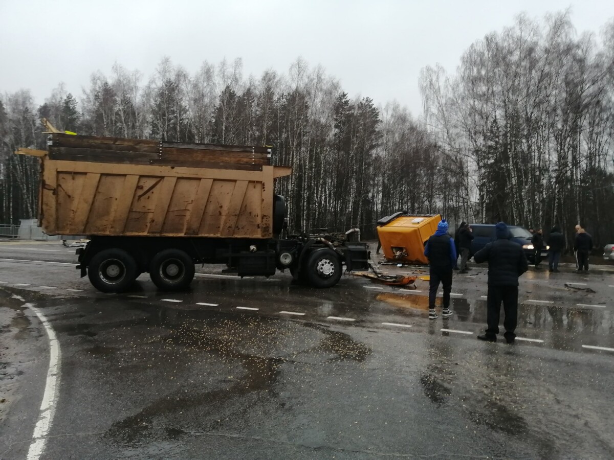 На брянской трассе от столкновения с фурой у КАМАЗа оторвало кабину