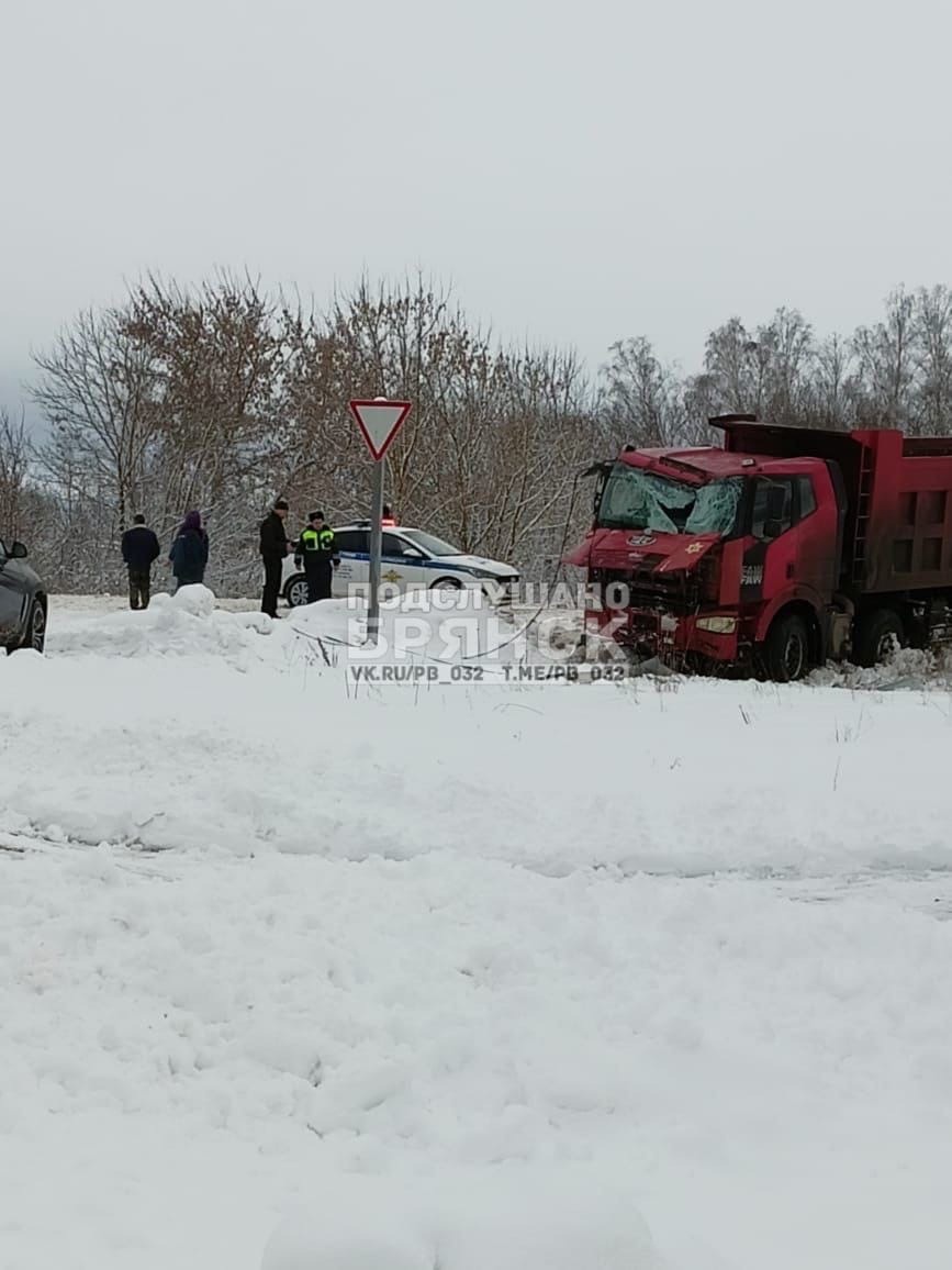 В Погарском районе произошло ДТП с грузовиком